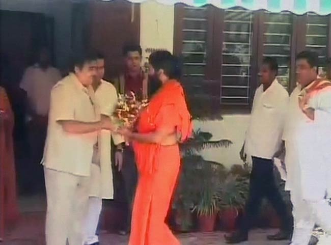 नितिन गडकरी से मिले बाबा रामदेव