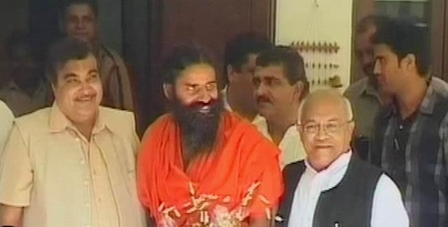 नितिन गडकरी से मिले बाबा रामदेव