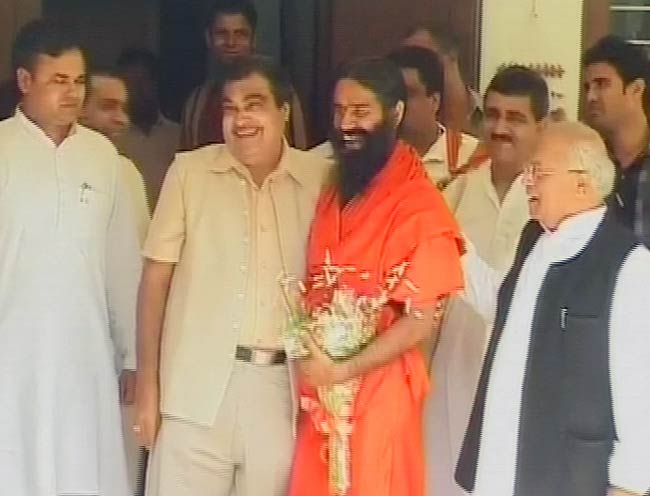 नितिन गडकरी से मिले बाबा रामदेव