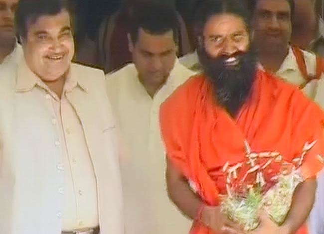 नितिन गडकरी से मिले बाबा रामदेव