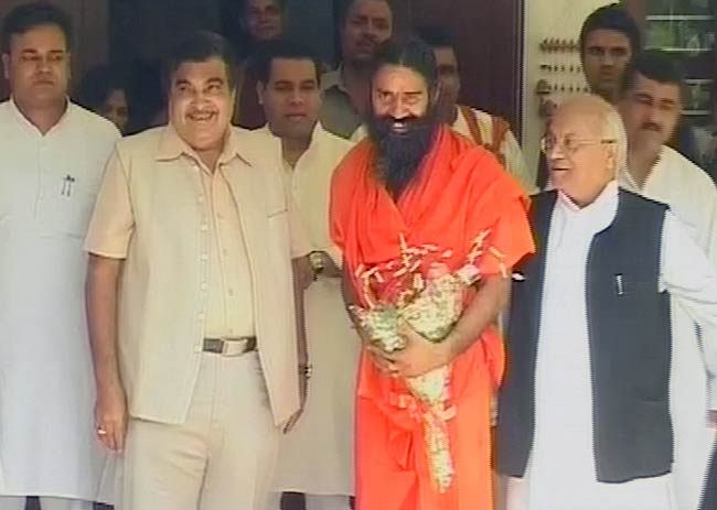 नितिन गडकरी से मिले बाबा रामदेव