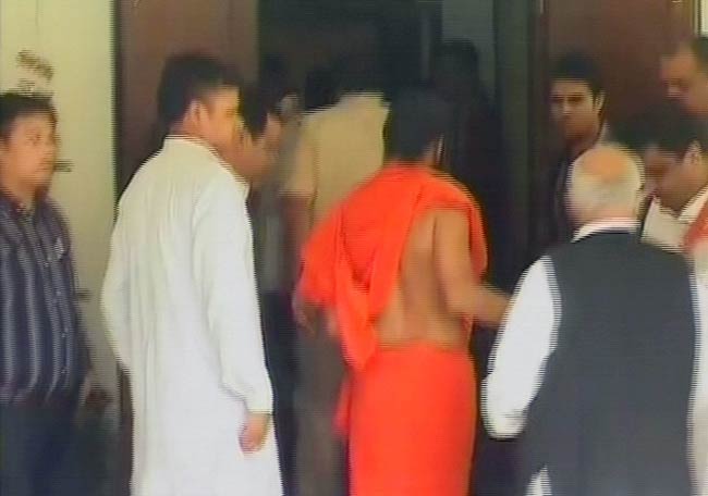 नितिन गडकरी से मिले बाबा रामदेव