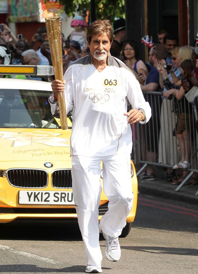 लंदन की सड़कों पर ओलंपिक मशाल लेकर दौड़े अमिताभ