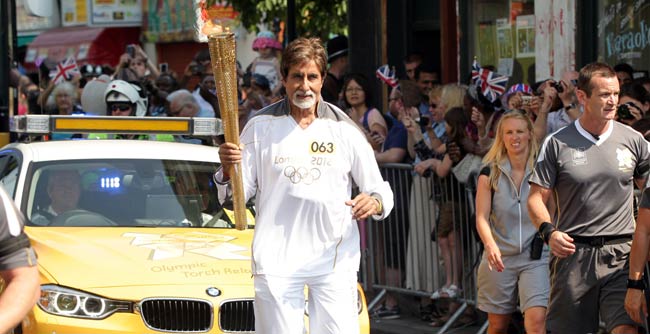 लंदन की सड़कों पर ओलंपिक मशाल लेकर दौड़े अमिताभ