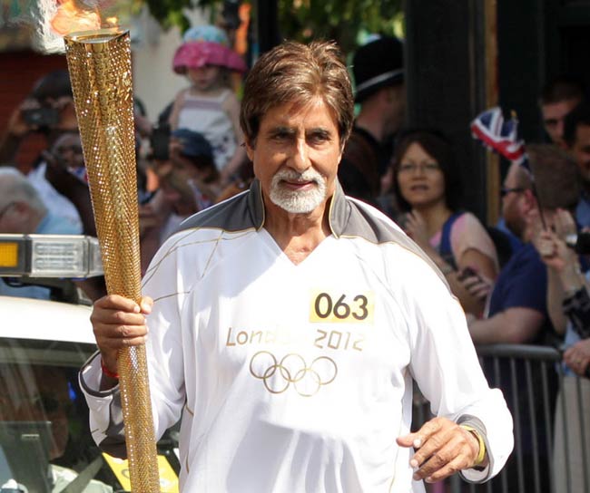 लंदन की सड़कों पर ओलंपिक मशाल लेकर दौड़े अमिताभ