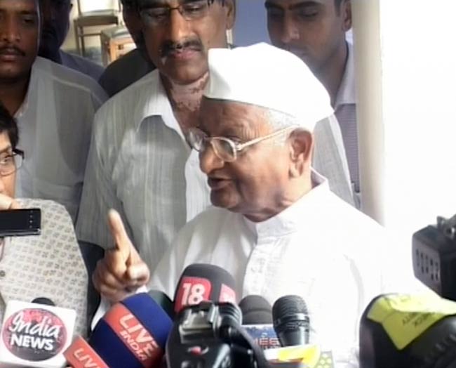 अनशन पर अन्‍ना, आंदोलनकारियों में जोश | फोटो: 4th Day