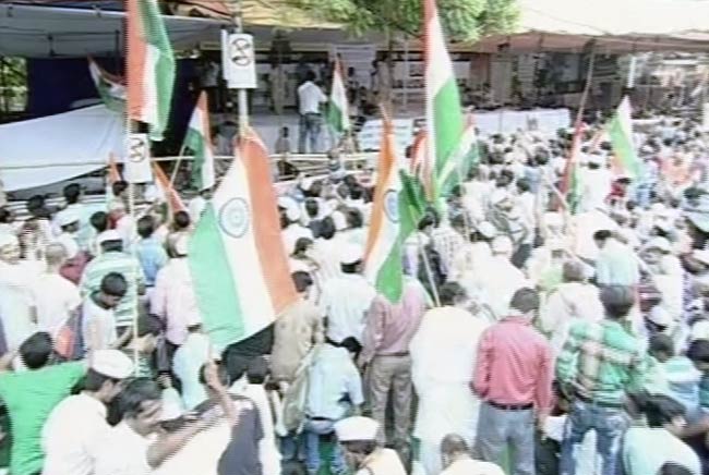 अनशन पर अन्‍ना, आंदोलनकारियों में जोश | फोटो: 4th Day