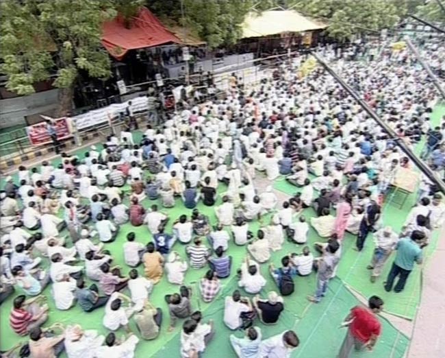 अन्‍ना के अल्‍टीमेटम का आखिरी दिन, भीड़ कम