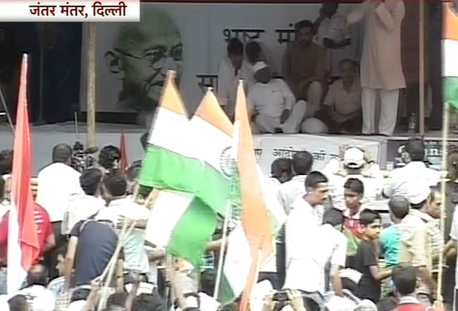 अनशन पर अन्‍ना, आंदोलनकारियों में जोश | फोटो: 4th Day