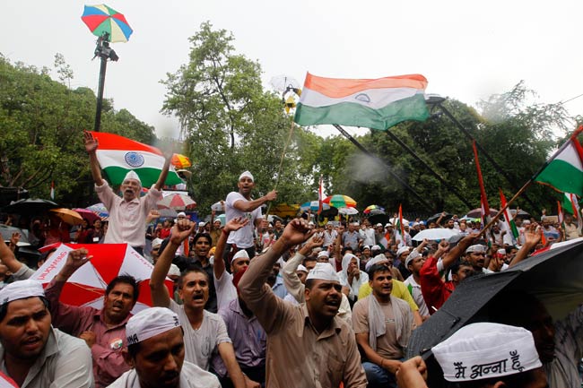 अन्‍ना हुए सख्‍त, पीएम से भी नहीं बात करेंगे | अनशन जारी