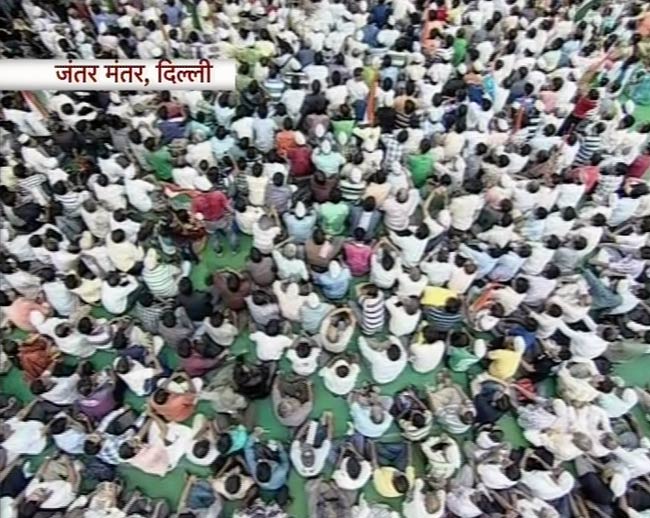 अनशन पर अन्‍ना, आंदोलनकारियों में जोश | फोटो: 4th Day