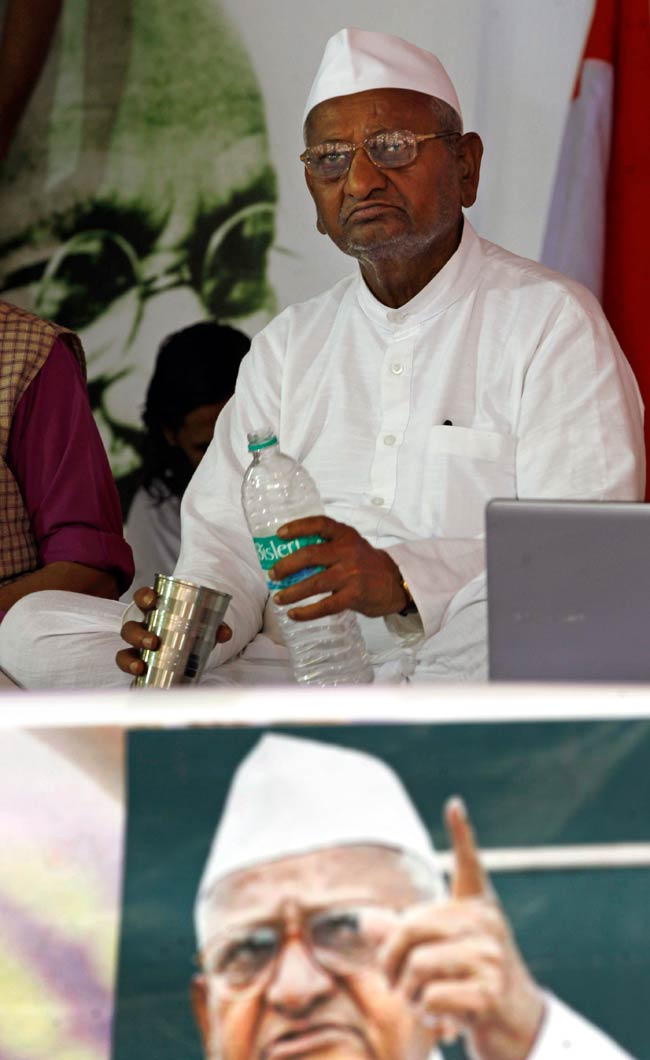 अन्‍ना हुए सख्‍त, पीएम से भी नहीं बात करेंगे | अनशन जारी