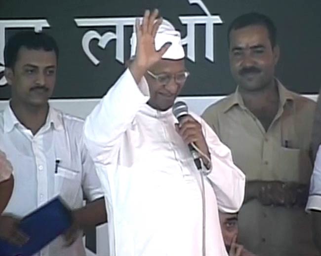 अनशन पर अन्‍ना, आंदोलनकारियों में जोश | फोटो: 4th Day