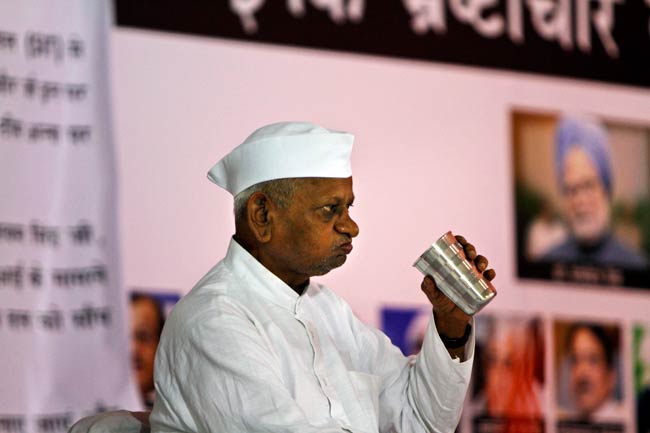 अन्‍ना हुए सख्‍त, पीएम से भी नहीं बात करेंगे | अनशन जारी