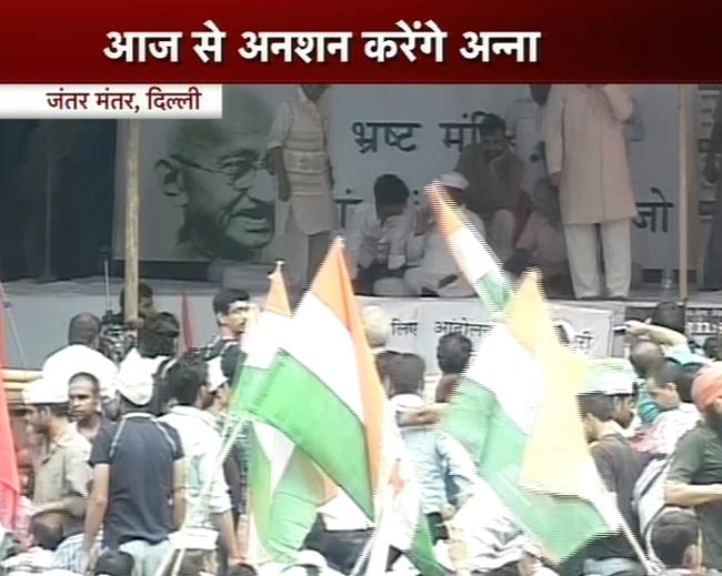 अनशन पर अन्‍ना, आंदोलनकारियों में जोश | फोटो: 4th Day