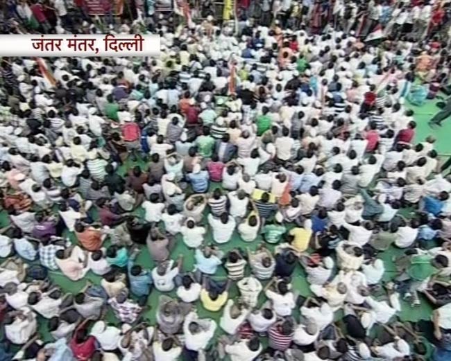 अनशन पर अन्‍ना, आंदोलनकारियों में जोश | फोटो: 4th Day