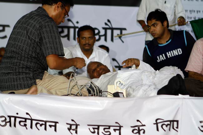 अनशन पर अन्‍ना, आंदोलनकारियों में जोश | फोटो: 4th Day