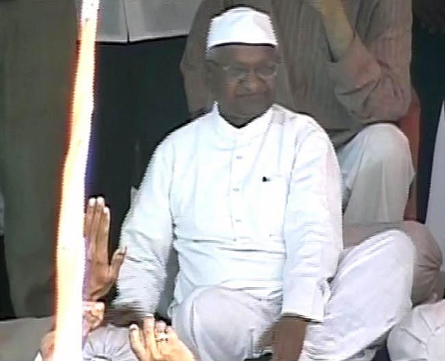 अनशन पर अन्‍ना, आंदोलनकारियों में जोश | फोटो: 4th Day