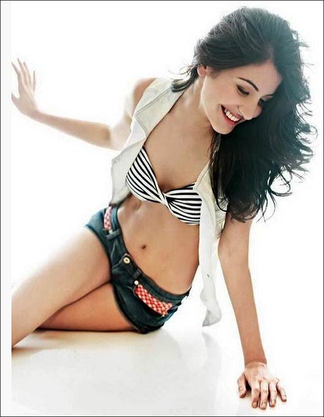 कामयाबी की सीढि़यां चढ़ती अनुष्‍का...