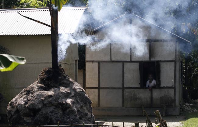 असम में जातीय हिंसा में लाखों हुए बेघर