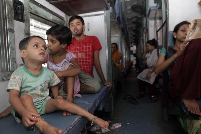 असम में जातीय हिंसा में लाखों हुए बेघर