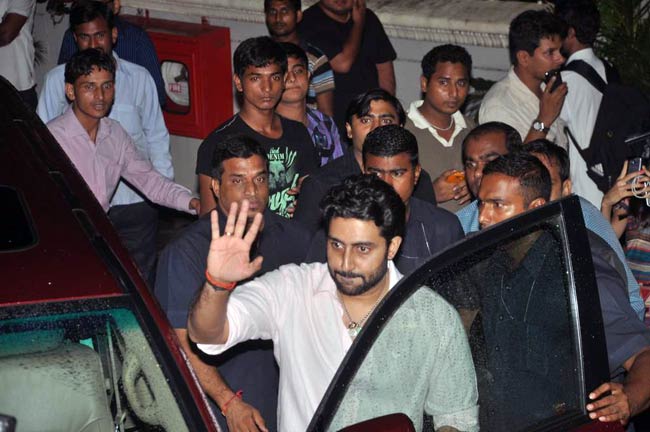 'बोल बच्‍चन' के बोल सुनने पहुंचा बॉलीवुड | देखें बोल बच्‍चन