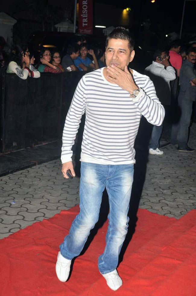 'बोल बच्‍चन' के बोल सुनने पहुंचा बॉलीवुड | देखें बोल बच्‍चन