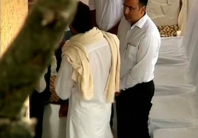 'काका' के अंतिम दर्शन को उमड़ा पूरा बॉलीवुड