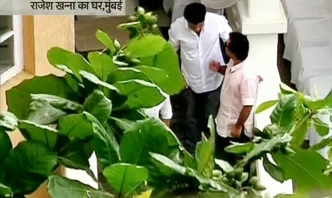 'काका' के अंतिम दर्शन को उमड़ा पूरा बॉलीवुड