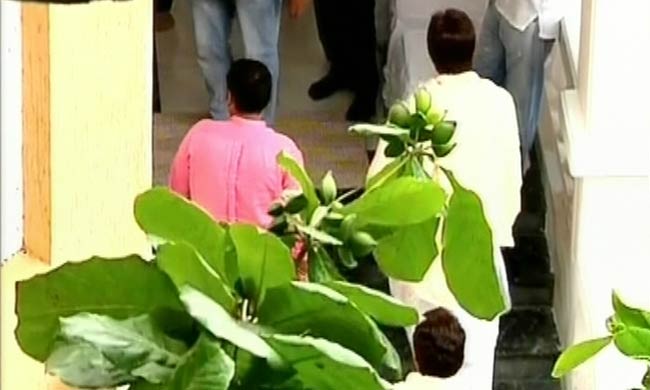 'काका' के अंतिम दर्शन को उमड़ा पूरा बॉलीवुड