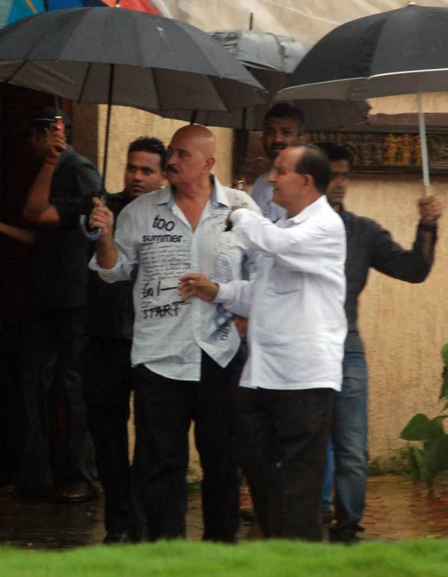 'काका' के अंतिम दर्शन को उमड़ा पूरा बॉलीवुड