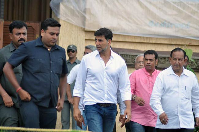 'काका' के अंतिम दर्शन को उमड़ा पूरा बॉलीवुड