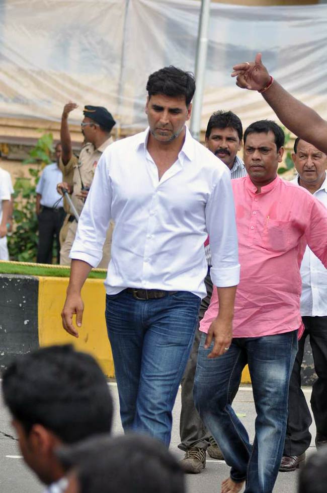 'काका' के अंतिम दर्शन को उमड़ा पूरा बॉलीवुड