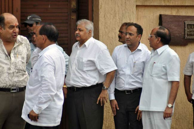 'काका' के अंतिम दर्शन को उमड़ा पूरा बॉलीवुड