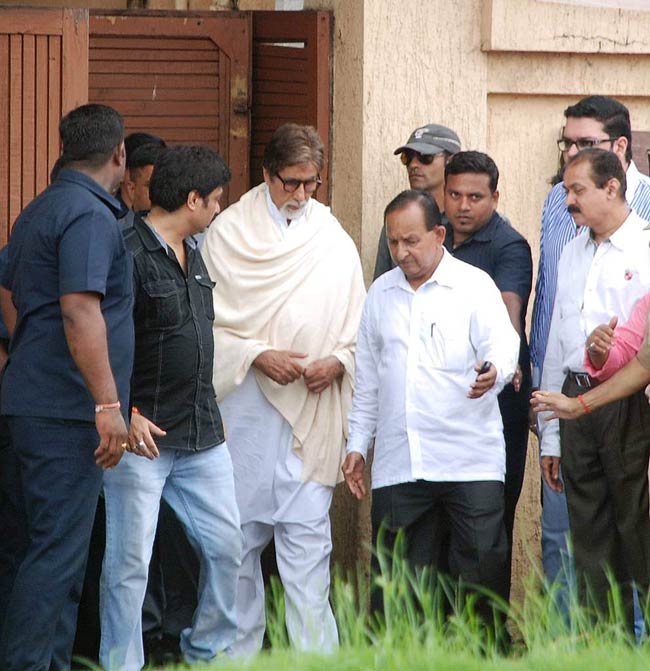 'काका' के अंतिम दर्शन को उमड़ा पूरा बॉलीवुड