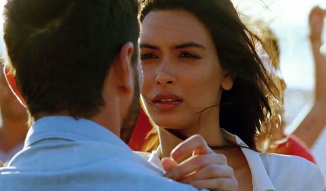 सैफ-दीपिका की 'कॉकटेल' का फर्स्ट लुक  | प्रमोशन पर जुटे सितारे