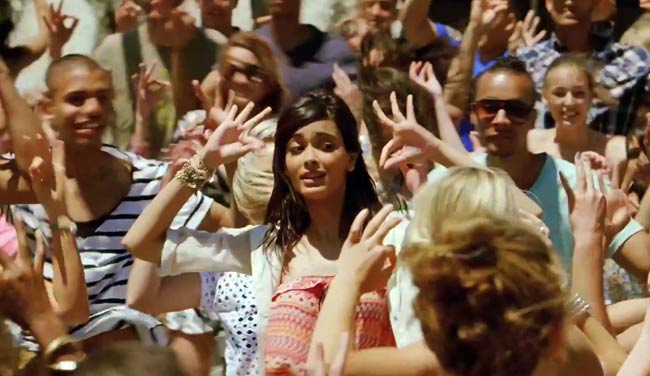 सैफ-दीपिका की 'कॉकटेल' का फर्स्ट लुक  | प्रमोशन पर जुटे सितारे