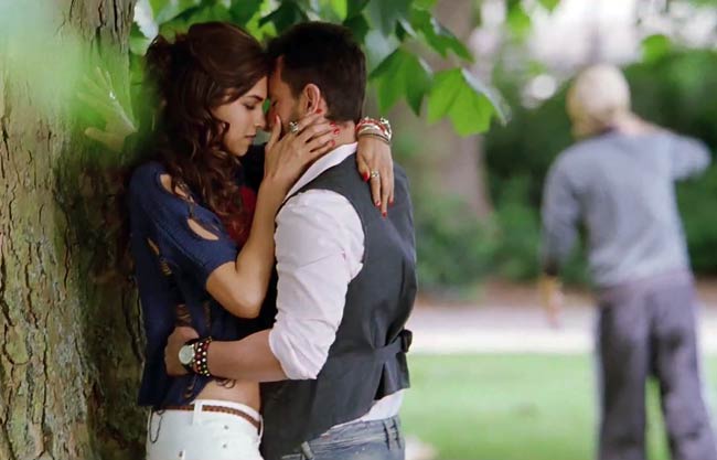 सैफ-दीपिका की 'कॉकटेल' का फर्स्ट लुक  | प्रमोशन पर जुटे सितारे