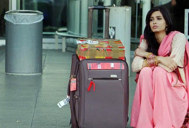 सैफ-दीपिका की 'कॉकटेल' का फर्स्ट लुक  | प्रमोशन पर जुटे सितारे