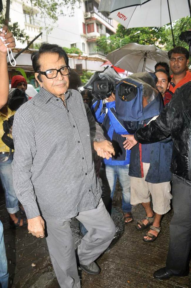 दारा सिंह की अंतिम यात्रा में शामिल हुआ बॉलीवुड