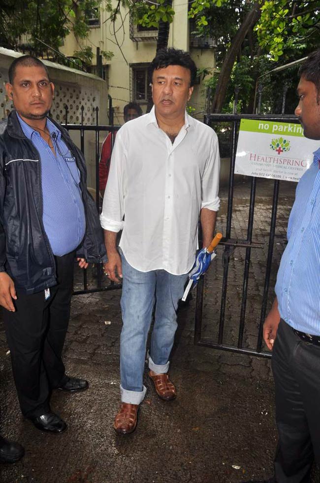 दारा सिंह की अंतिम यात्रा में शामिल हुआ बॉलीवुड