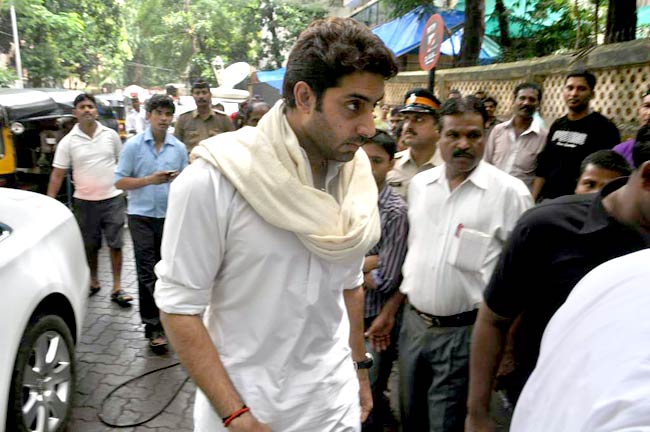 दारा सिंह की अंतिम यात्रा में शामिल हुआ बॉलीवुड