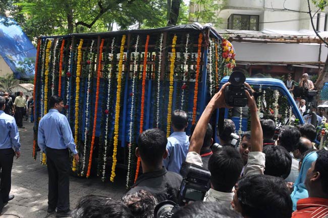 दारा सिंह की अंतिम यात्रा में शामिल हुआ बॉलीवुड