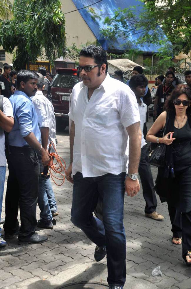 दारा सिंह की अंतिम यात्रा में शामिल हुआ बॉलीवुड