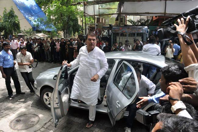 दारा सिंह की अंतिम यात्रा में शामिल हुआ बॉलीवुड