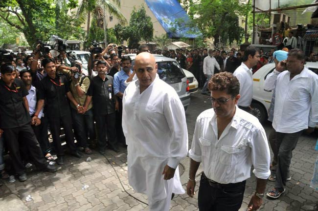 दारा सिंह की अंतिम यात्रा में शामिल हुआ बॉलीवुड