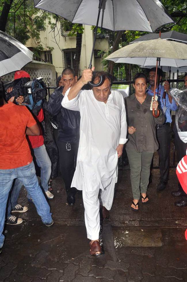 दारा सिंह की अंतिम यात्रा में शामिल हुआ बॉलीवुड