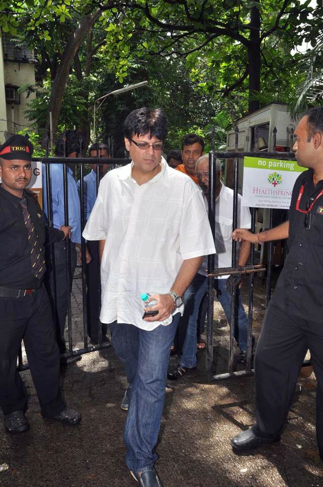 दारा सिंह की अंतिम यात्रा में शामिल हुआ बॉलीवुड