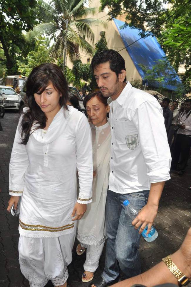 दारा सिंह की अंतिम यात्रा में शामिल हुआ बॉलीवुड