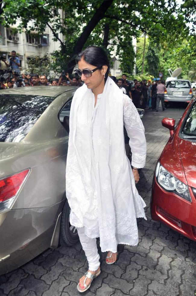 दारा सिंह की अंतिम यात्रा में शामिल हुआ बॉलीवुड